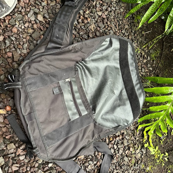 Sleek Black and Gray Messenger Bag - Picture 2 of 7